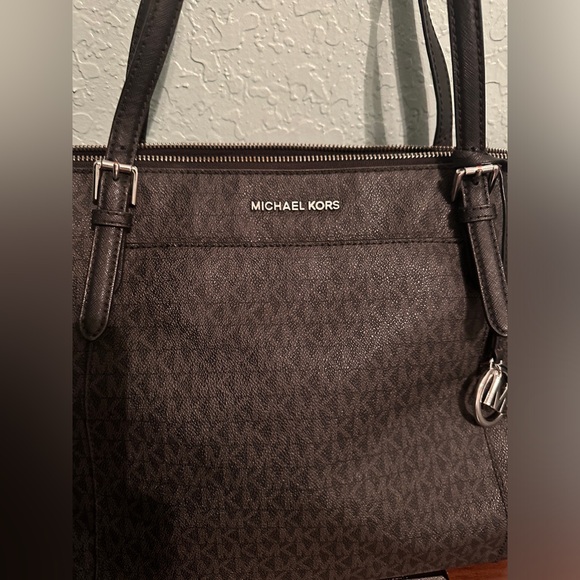 Black logo Michael Kors saffiano shoulder bag - Picture 2 of 12